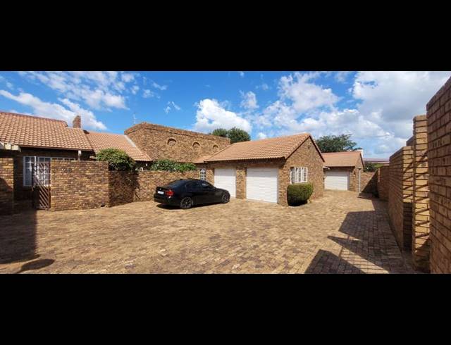 3 BEDROOM TOWNHOUSE FOR SALE IN BRACKENDOWNS